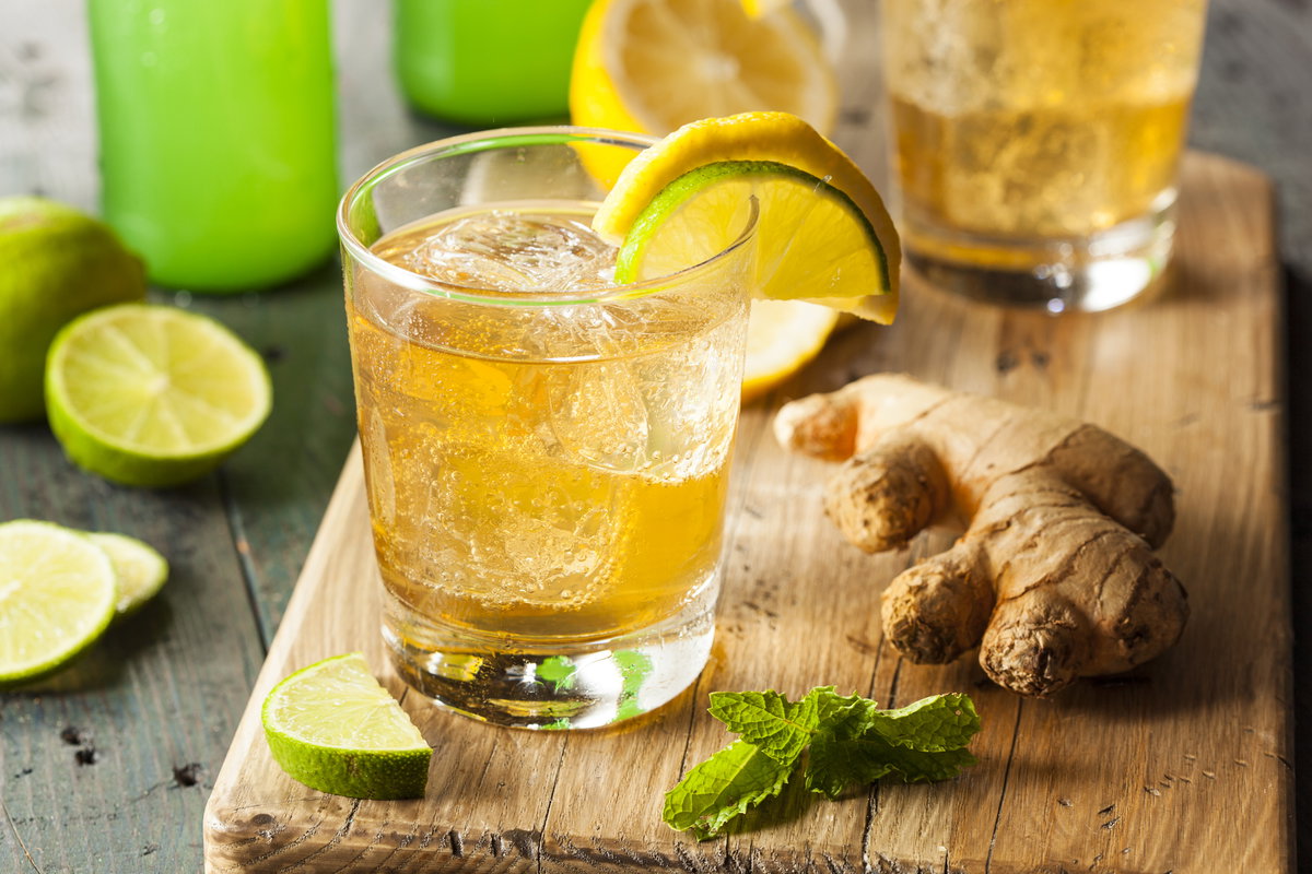 Ginger Ale mit Ingwer und Limette.