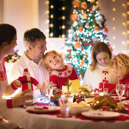 Weihnachtsessen mit Kindern: 10 Tipps für ein entspanntes Miteinander
