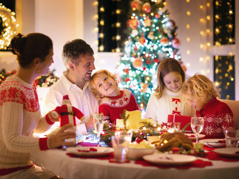 Familie beim Weihnachtsessen