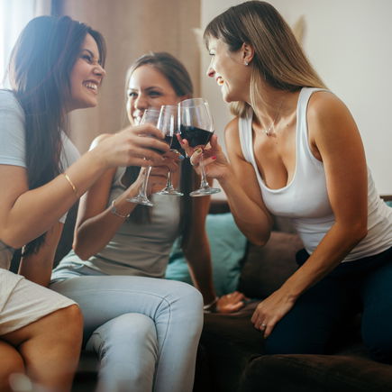 Warum viele Mütter es lustig finden, eine "Wine Mom" zu sein ...