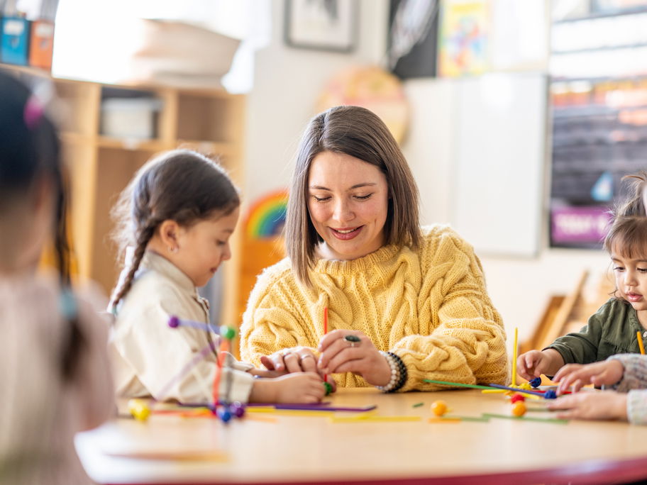 Eine Erzieherin im Kindergarten