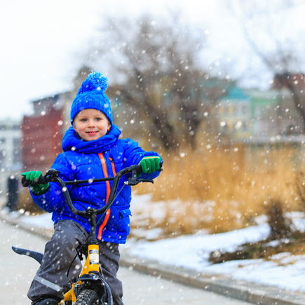Fahrradfahren im Winter: 4 Tipps, damit Kinder sicher ans Ziel kommen