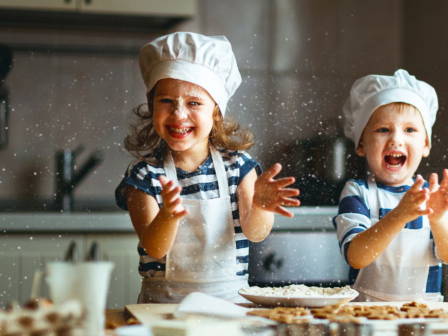 Kinder backen in der Küche