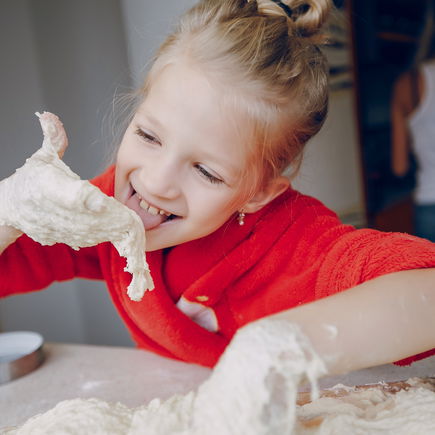 Dürfen Kinder rohen Teig naschen?