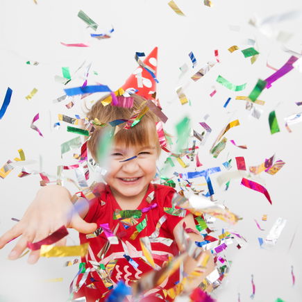 Bastelt eine bunte Konfettikanone – perfekt für Silvester