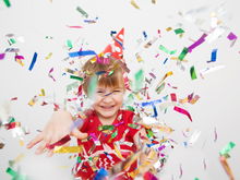 Bastelt eine bunte Konfettikanone – perfekt für Silvester
