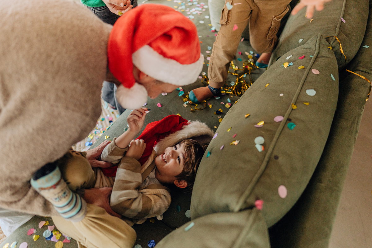 Vater und Sohn toben an Weihnachten.