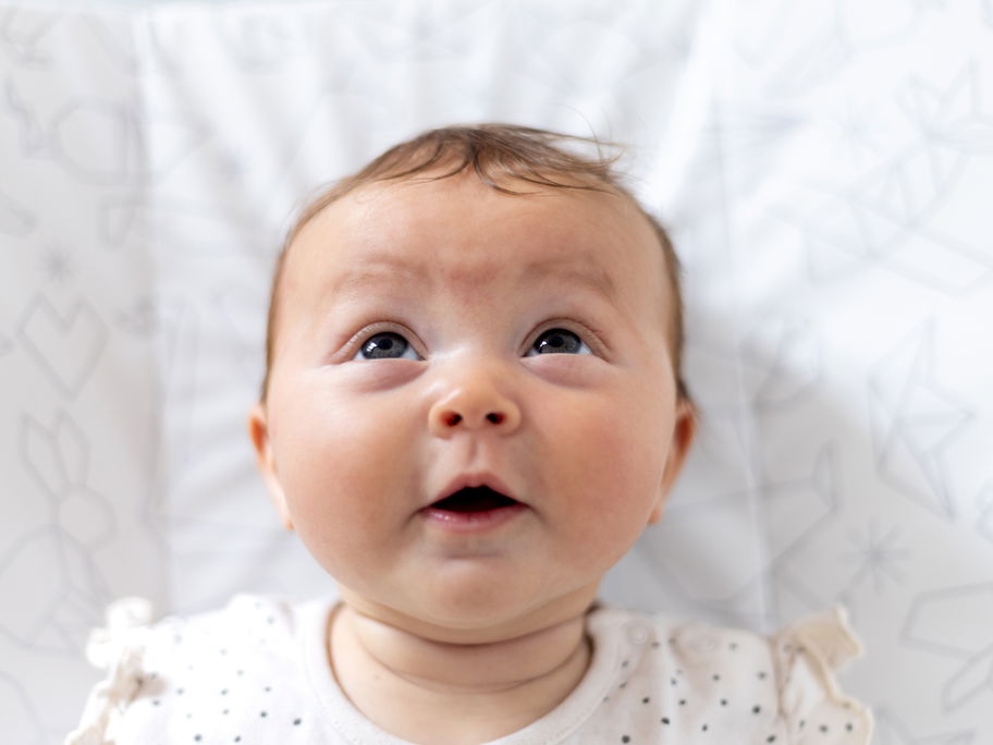 Lustiges Baby auf Wickelauflage.