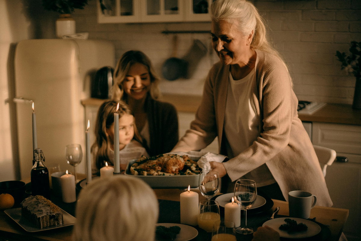 Kinder und Mutter essen bei der Oma.