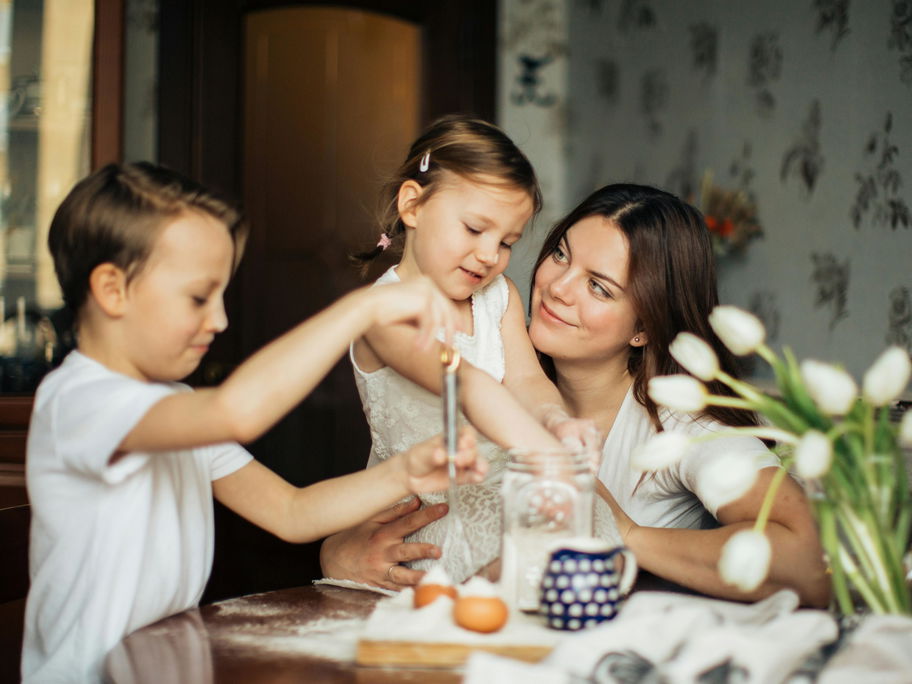 Liebevolle Mutter mit zwei Kindern.
