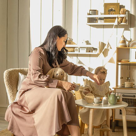 "Lazy Mama" lässt Zwillinge (2) allein ihr komplettes Frühstück machen - in ihrer eigenen Küche!
