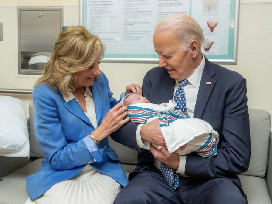 Joe Biden mit Frau Jill und Urenkel auf dem Arm
