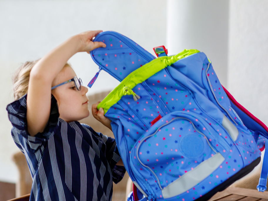 Ein Mädchen packt ihren Schulranzen