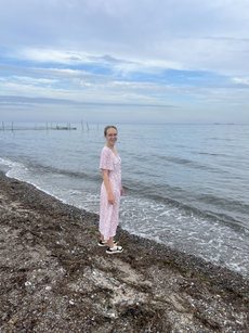 Karla Ney am Strand in Dänemark