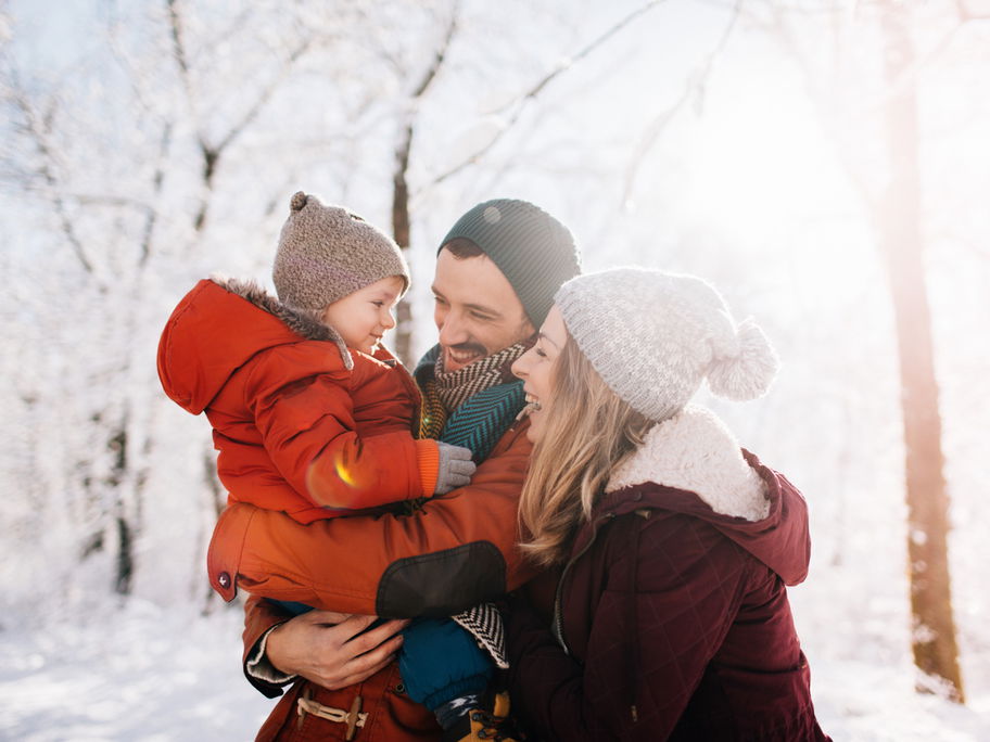Lachende Familie im Schnee.