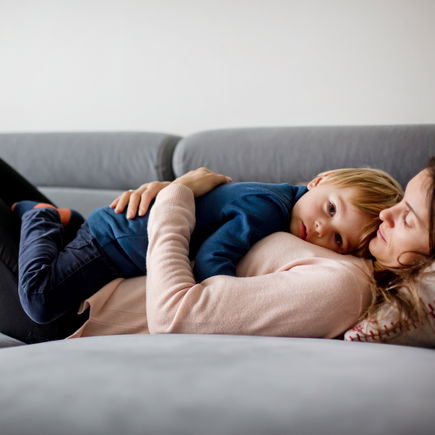 Gesund kuscheln: Warum Nähe für kranke Kinder so wichtig ist