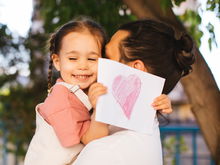 "Mama, Papa, unser Wichtel hat uns eine Postkarte aus dem Urlaub geschickt!"