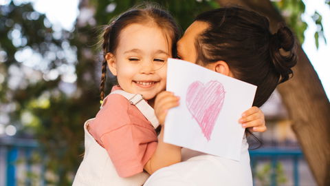 "Mama, Papa, unser Wichtel hat uns eine Postkarte aus dem Urlaub geschickt!"