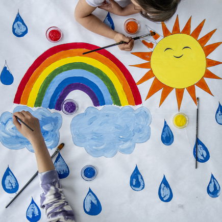 Regenbogen basteln: 7 kunterbunte Bastelideen für Kinder