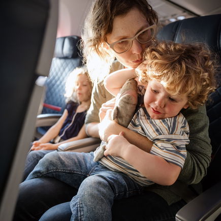 Cleverer Flug-Hack für Familien mit müden Kindern – ohne Reisebett oder andere Extrakosten!