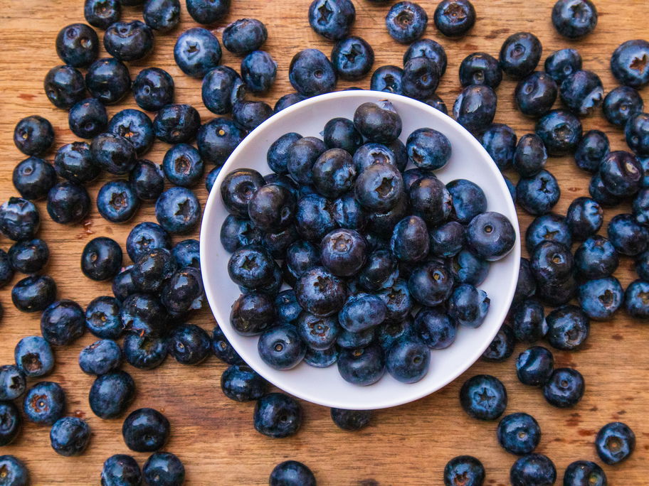 Blaubeeren in einer Schale.