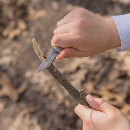 Schnitzen mit Kindern: Tipps gegen Langeweile