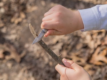 Keine Angst vor blutigen Fingern: Warum Schnitzen mit Kindern sicherer ist als du denkst