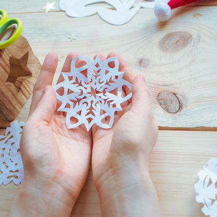 Schneeflocke basteln: So geht's ganz easy