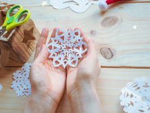 Schneeflocke basteln: So geht's ganz easy