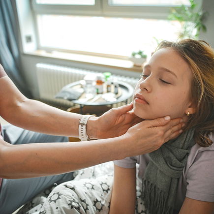 Laut Kinderärztin: Diese Halsschmerzmittel taugen nichts