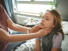 Laut Kinderärztin: Diese Halsschmerzmittel taugen nichts
