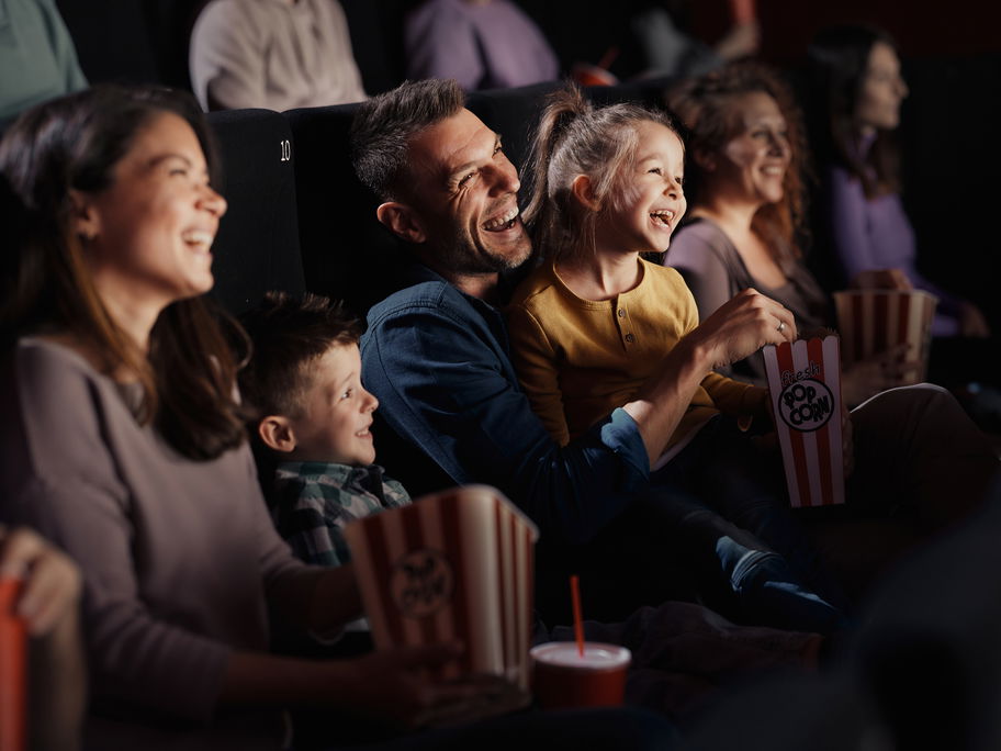 Lachende Familie im Kino.