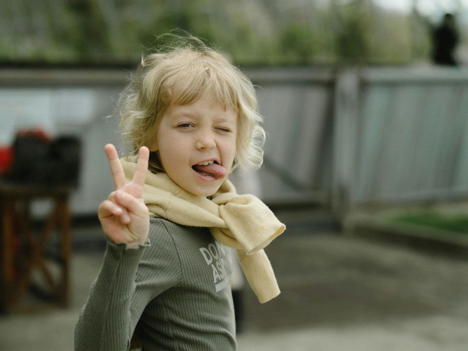 Kind macht Victory-Zeichen.