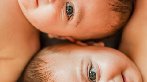 Vater will Zwillings-Babys Tattoo verpassen – damit er sie unterscheiden kann