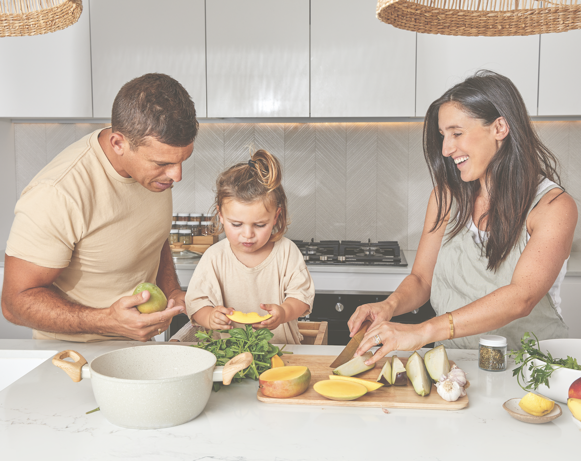 Familie bereitet gemeinsam Essen vor.