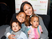Shitstorm für Model Chrissy Teigen, weil sie mit ihren drei Kindern badet ...