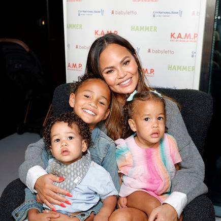 Shitstorm für Model Chrissy Teigen, weil sie mit ihren drei Kindern badet ...