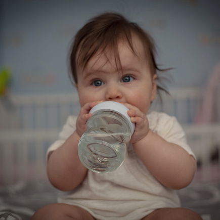 Ab wann Babys bereit sind für den Trinklernbecher