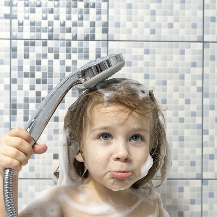 "Ich will aber nicht!" So oft sollten Kinder wirklich duschen oder baden ...