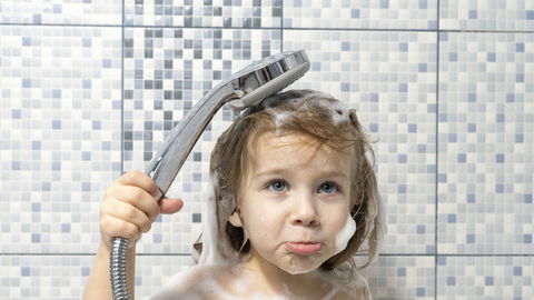 "Ich will aber nicht!" So oft sollten Kinder wirklich duschen oder baden ... 