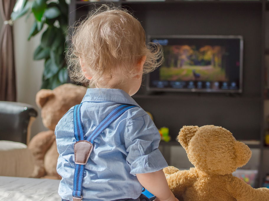 Ein Kleinkind guckt TV.