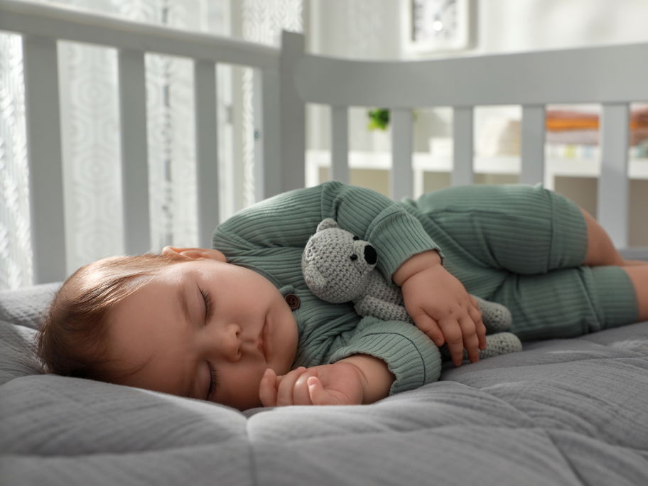 Baby schläft in seinem Bettchen.