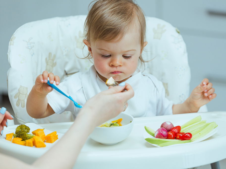Mutter füttert ihr Baby.
