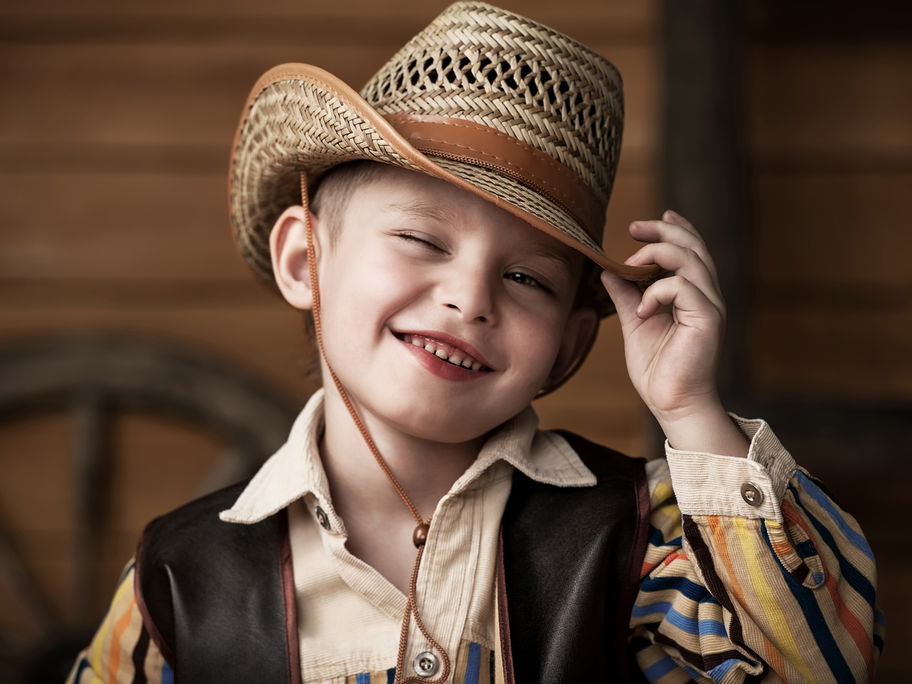 Ein kleiner Junge als Cowboy