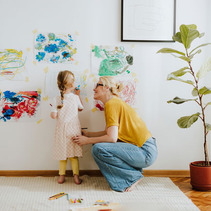 "Mein Bild ist hässlich" – Kinderpsychologin erklärt, wie Eltern darauf am besten reagieren