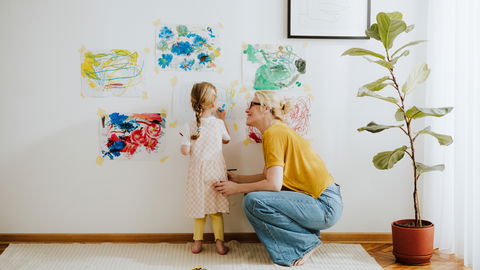 "Mein Bild ist hässlich" – Kinderpsychologin erklärt, wie Eltern darauf am besten reagieren