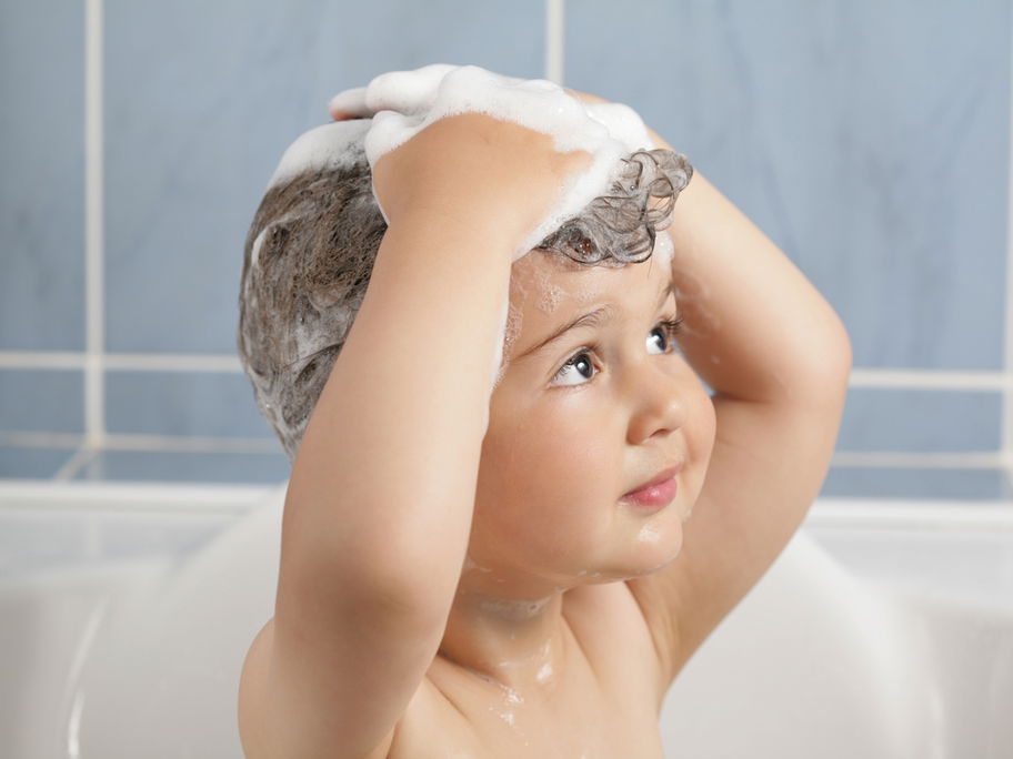 Kleinkind wäscht sich die Haare.