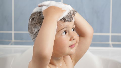 Wie oft müssen Kinder wirklich die Haare waschen?