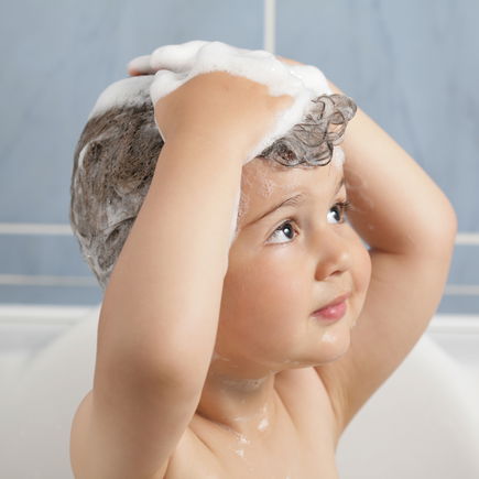 Wie oft müssen Kinder wirklich die Haare waschen?