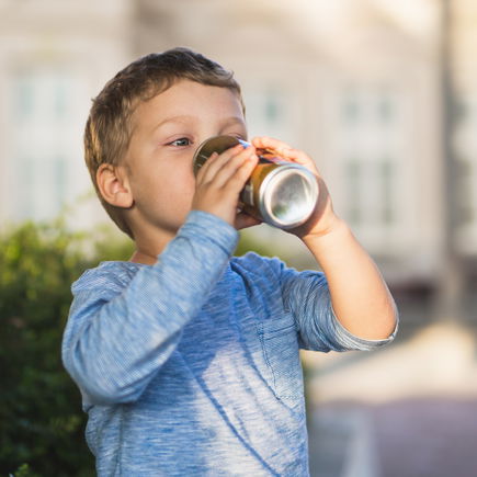 Gefährlicher Trend: Kleinkinder trinken Energy-Drinks – mit dramatischen Folgen